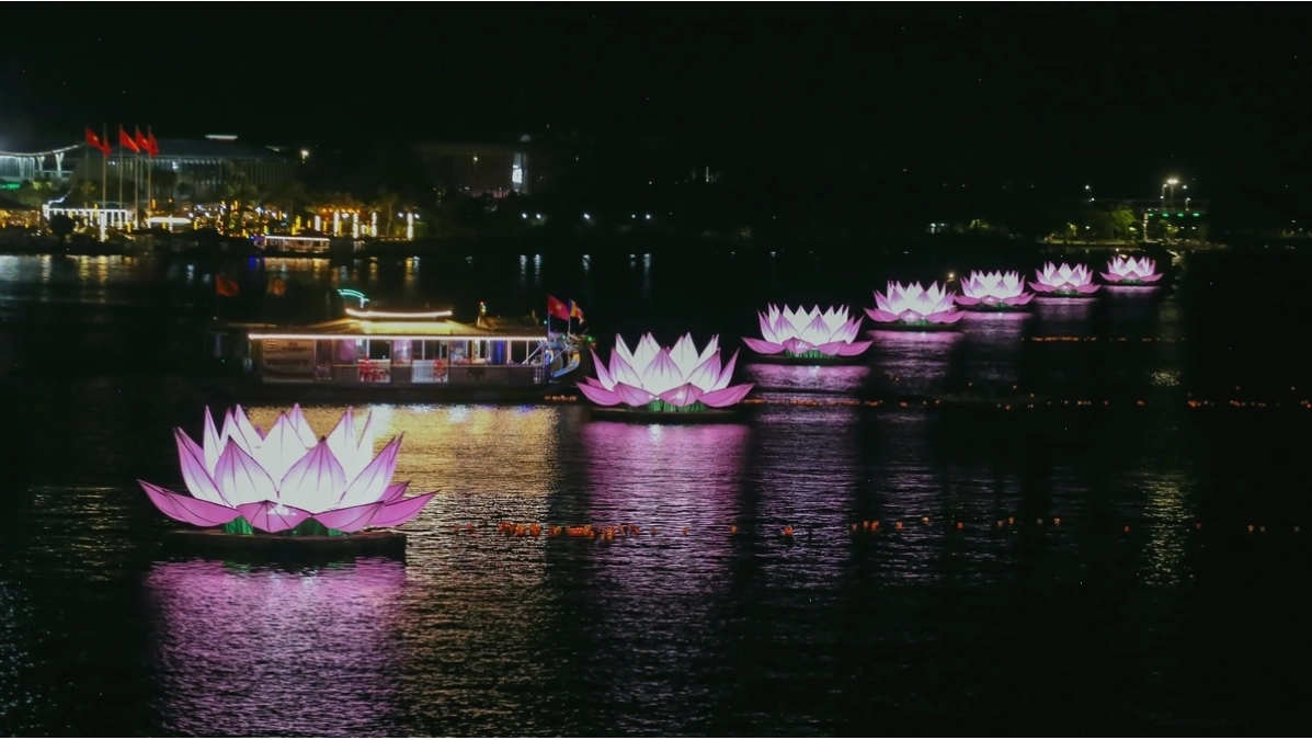 Lễ hội 10.000 hoa đăng sông Hương