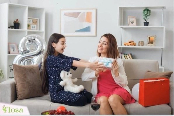 Lời chúc sinh nhật em gái ngắn gọn đi kèm món quà nhỏ