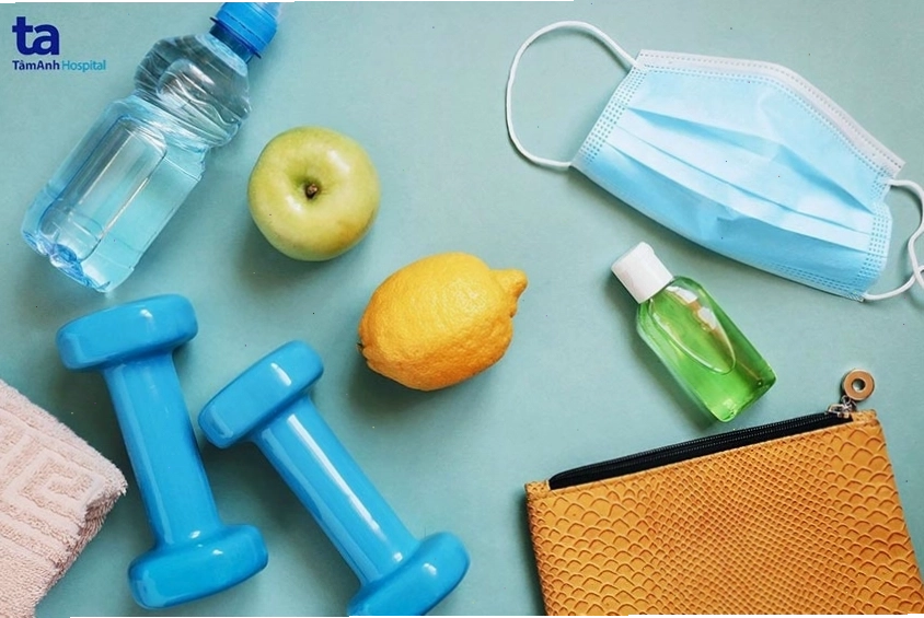 Ly nước ép cam tươi mát và các loại thực phẩm bổ dưỡng