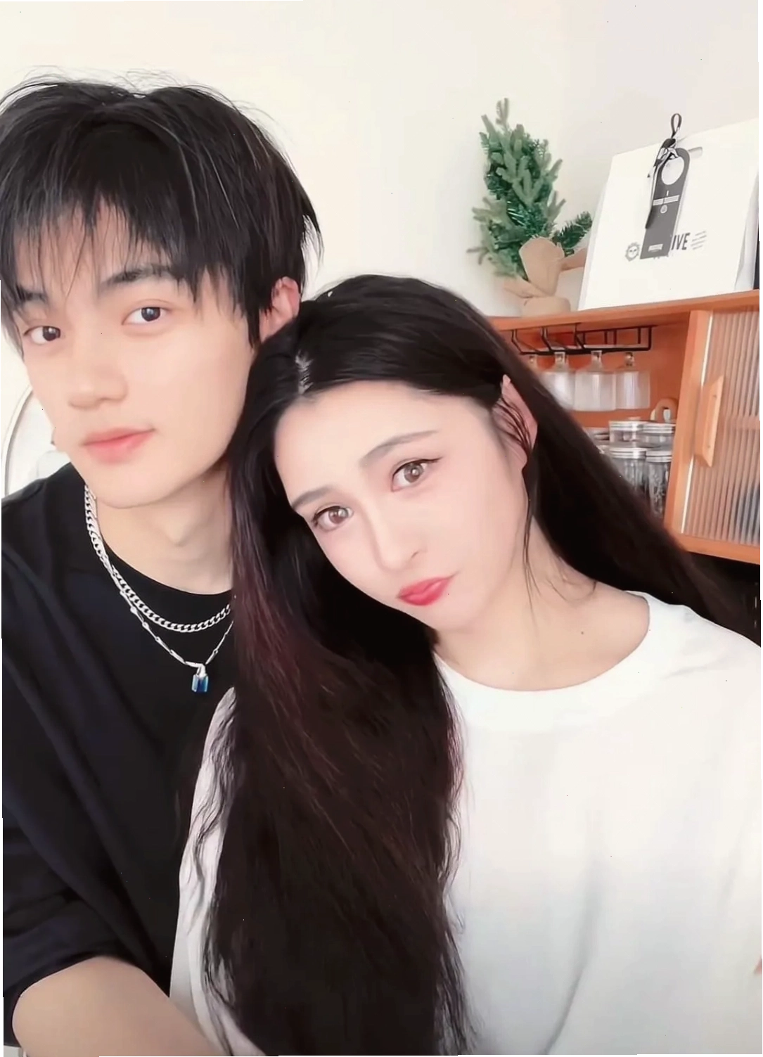 Lý Tâm Ngải và bạn trai kém tuổi
