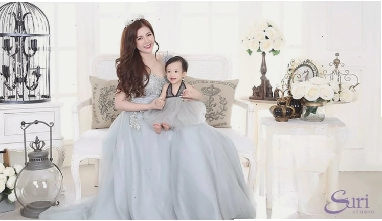 Mẹ bế bé gái, tạo dáng tình cảm trong studio