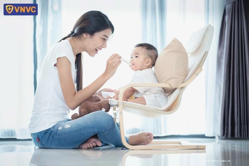 Mẹ đang cho bé ăn dặm với rau củ giàu dinh dưỡng