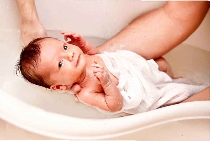 Mẹ nên giữ gìn vệ sinh cho trẻ để nhanh cải thiện tình trạng mẩn đỏ