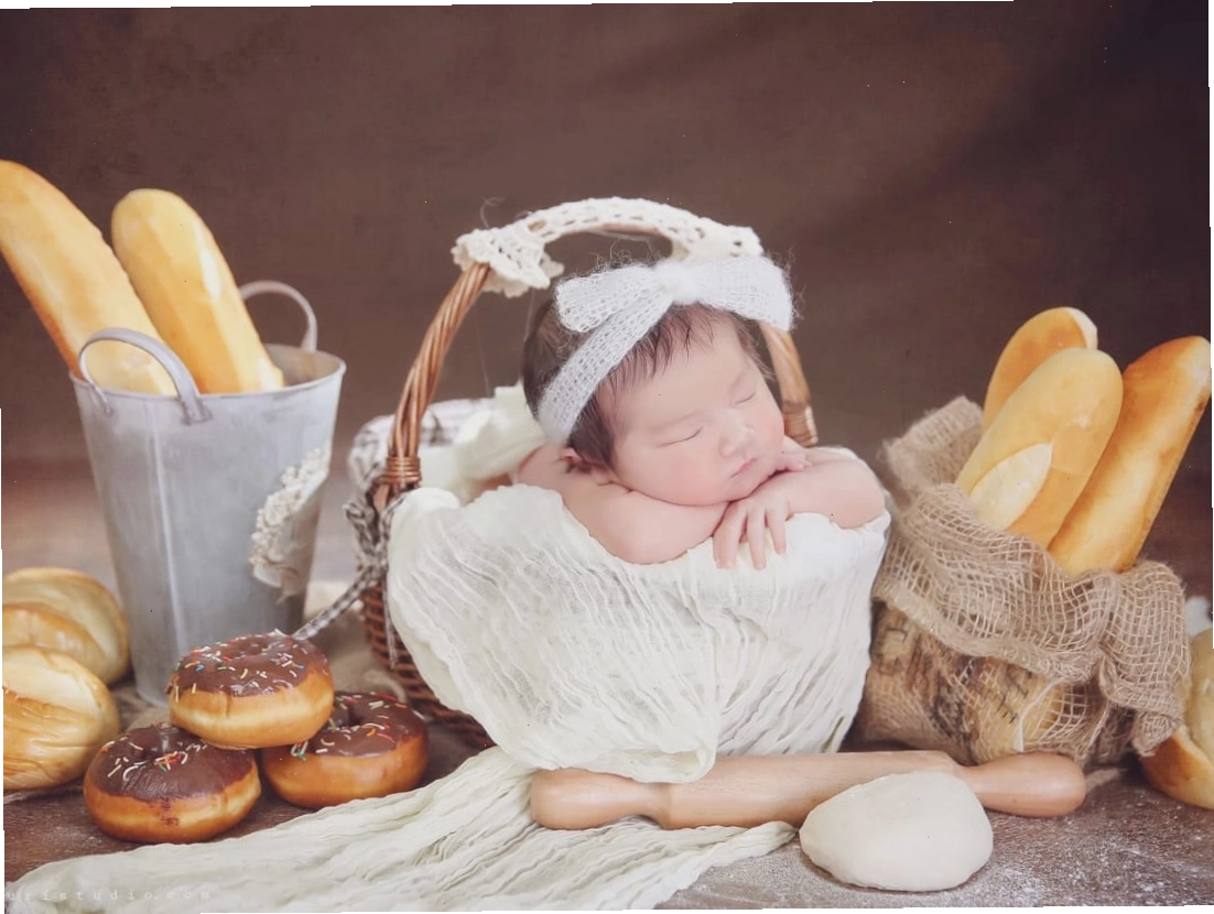 Mẹ và bé gái cười đùa vui vẻ, tạo dáng gần gũi