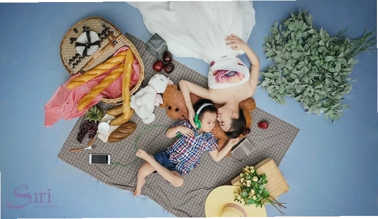 Mẹ và bé gái nhỏ vui đùa trên thảm, tạo dáng tự nhiên