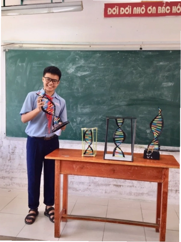 Mô hình ADN hoàn chỉnh được trưng bày trên bục giảng