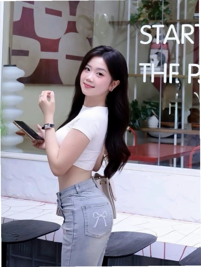 Một cô gái Việt xinh đẹp với thần thái tự tin