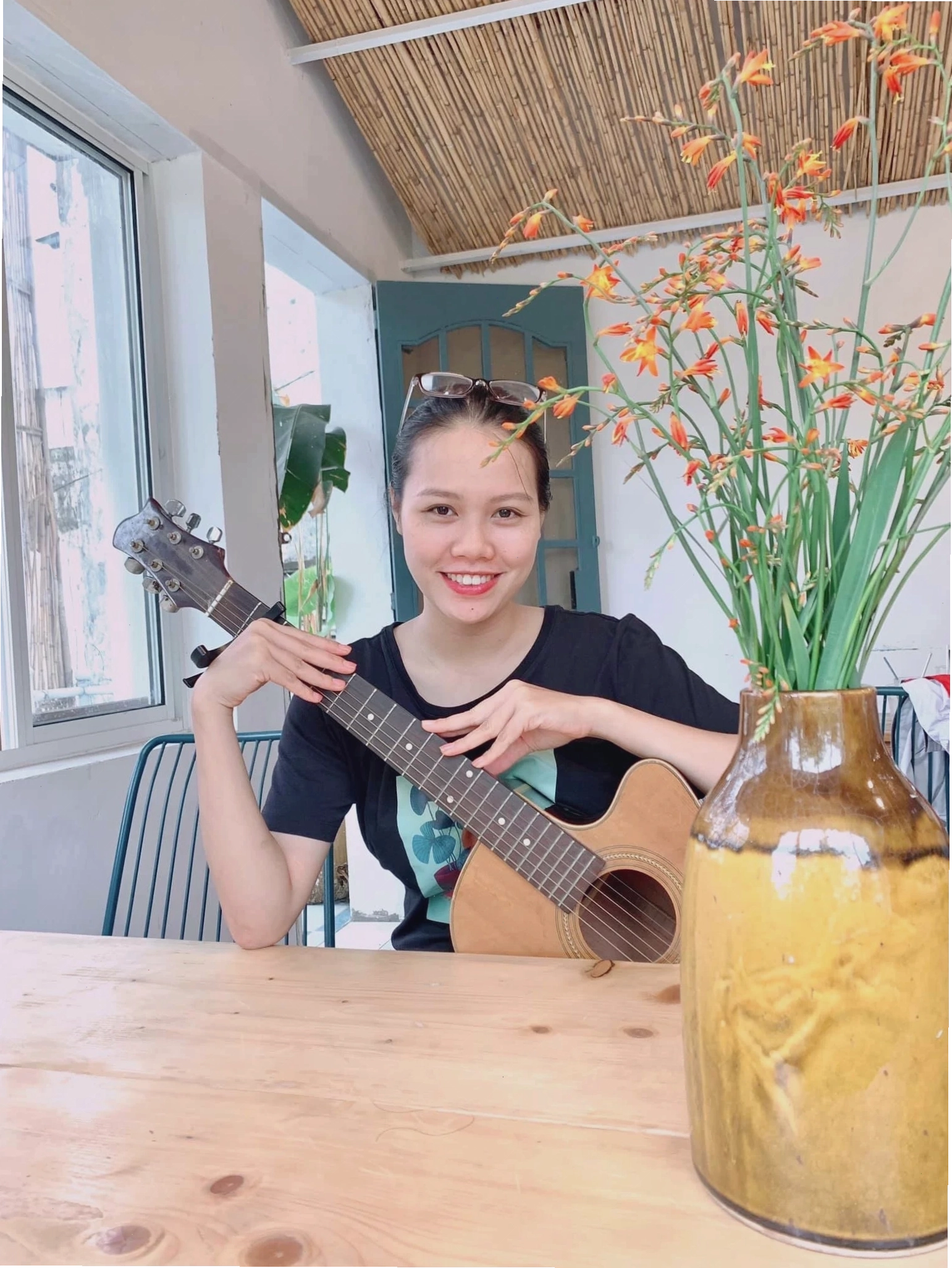 Một người mở cửa sổ để con ngài bay ra ngoài