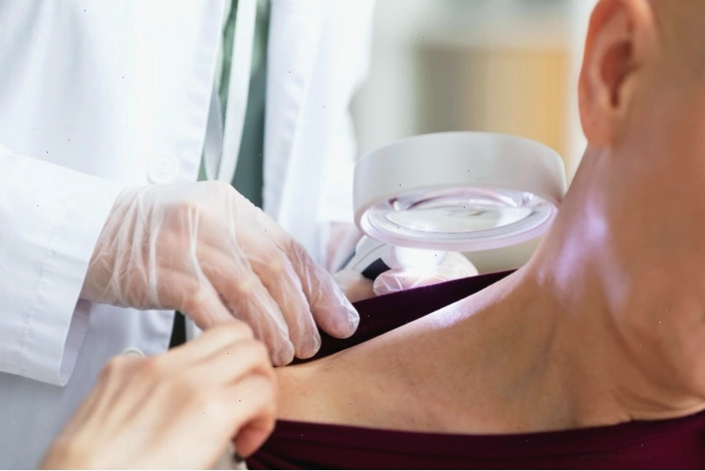 Nếu triệu chứng ngứa ngáy khó chịu không thuyên giảm, bạn nên đi khám da liễu