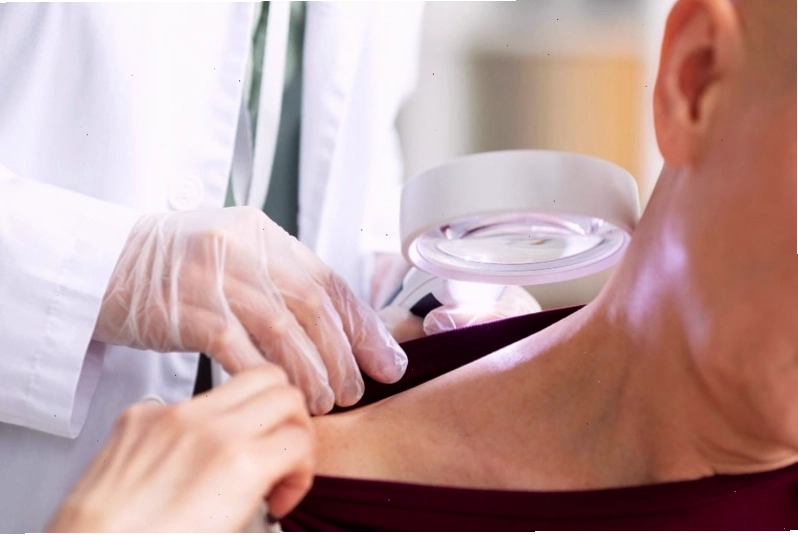 Nếu triệu chứng ngứa ngáy khó chịu không thuyên giảm, bạn nên đi khám da liễu