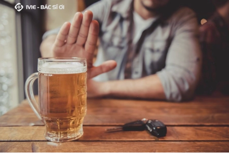 Người bệnh bướu cổ kiêng đồ uống chứa cồn