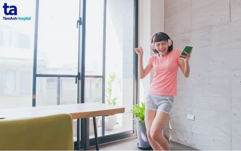 Người đang tập yoga trên thảm ngoài trời