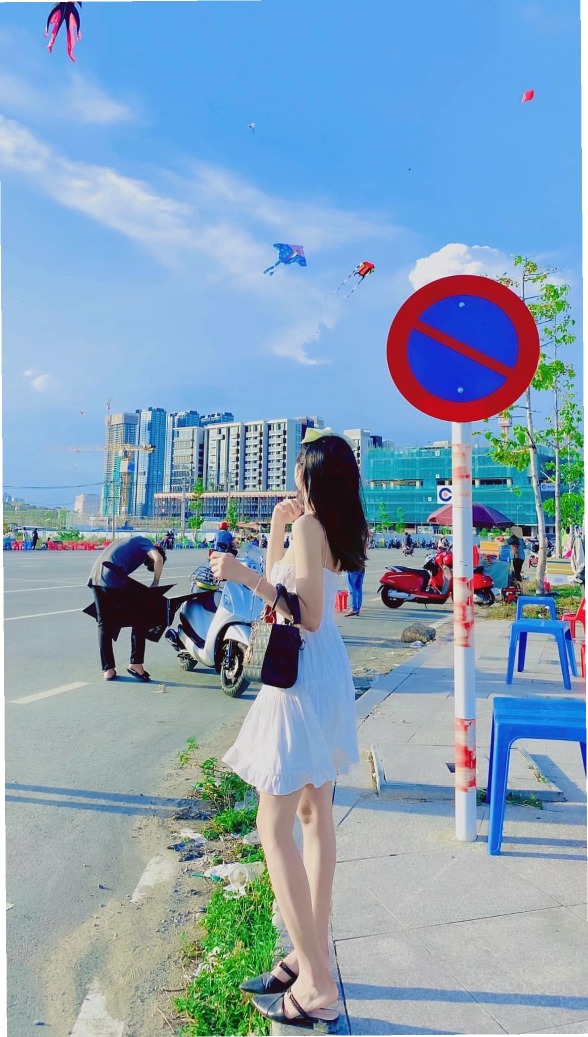 Người đẹp nổi bật giữa đám đông khi đi xem diều
