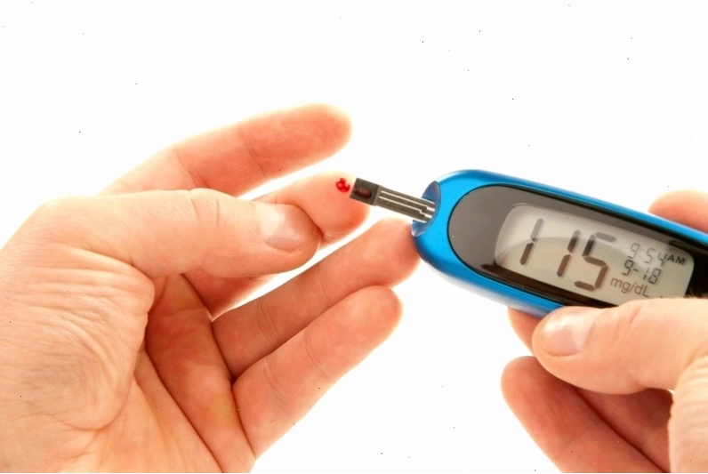 Người già bị phù chân do biến chứng tiểu đường