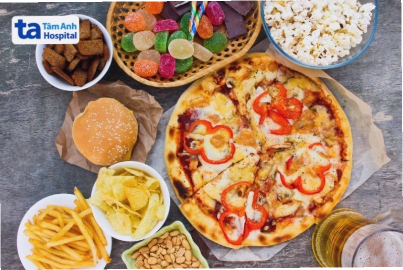 Người lớn bị sốt phát ban cần hạn chế đồ cay nóng và ưu tiên thức ăn lỏng, dễ tiêu