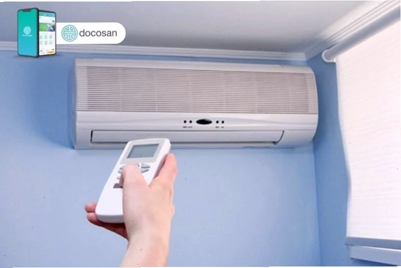 Người lớn đang thoa thuốc trị rôm sảy lên vùng da bị ảnh hưởng