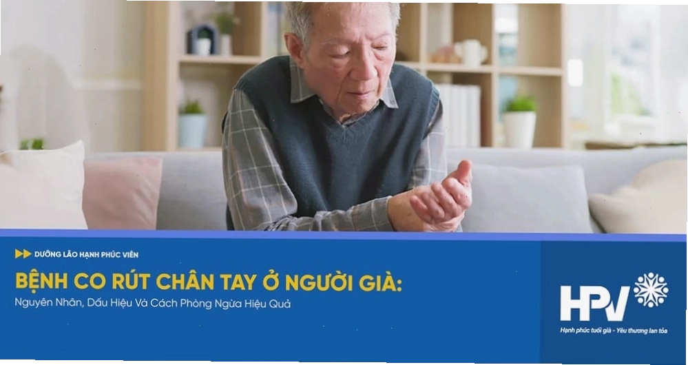 Người lớn tuổi đang tập các bài tập phục hồi chức năng cho chân