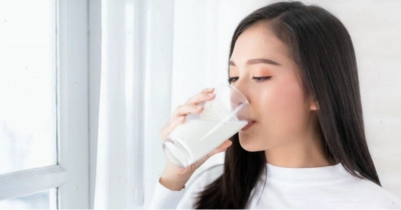 Người nội trợ xem xét nhãn mác sữa dinh dưỡng tại siêu thị