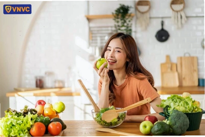 Người phụ nữ ăn uống khoa học bổ sung rau xanh tốt cho sức khỏe