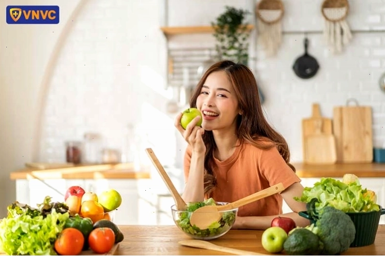 Người phụ nữ ăn uống khoa học với nhiều loại rau củ quả tươi ngon