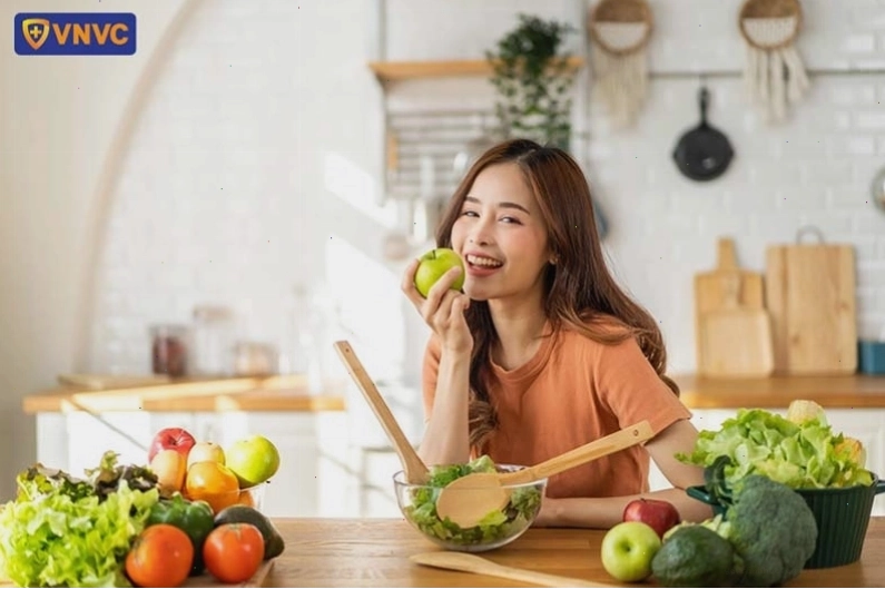 Người phụ nữ đang chuẩn bị bữa ăn khoa học với nhiều rau xanh và trái cây
