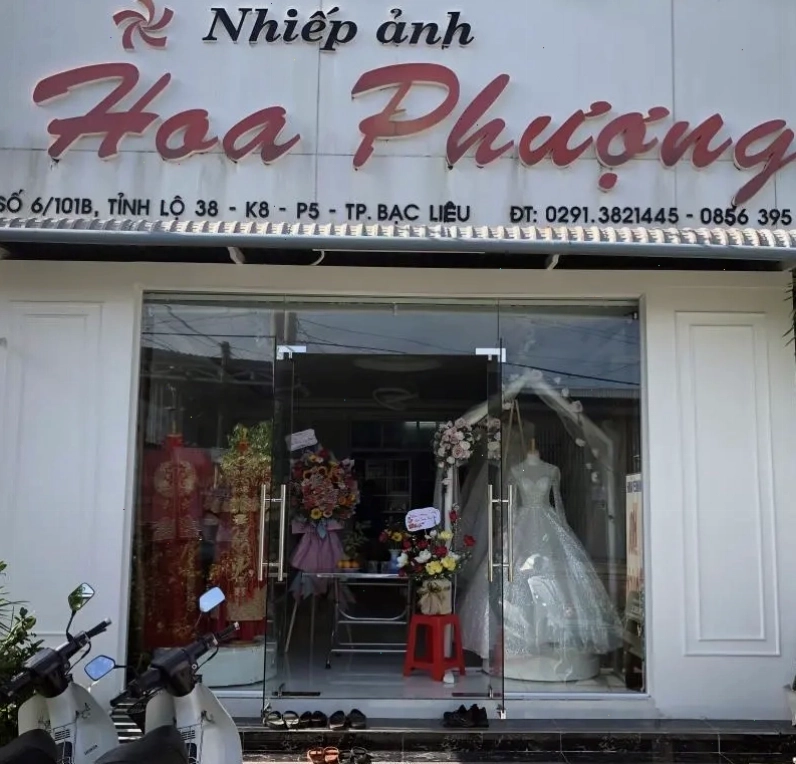 Người phụ nữ đang nhặt nhạnh những mảnh ghép cuộc sống