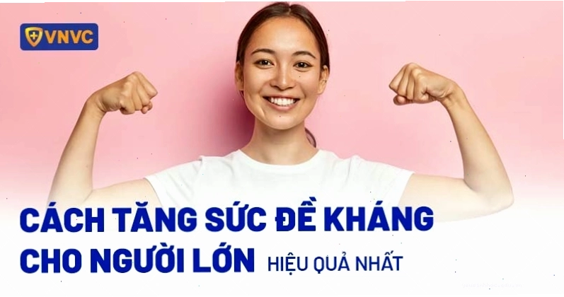 Người phụ nữ trung niên đang tập thể dục ngoài trời để tăng cường sức đề kháng