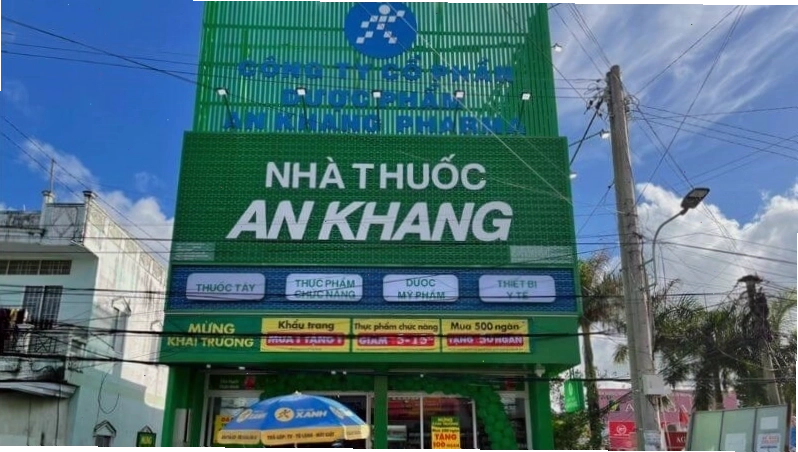 Nhà thuốc An Khang với các kệ hàng trưng bày sản phẩm chăm sóc sức khỏe