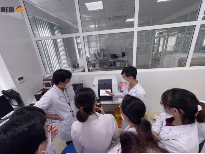 Nhân viên kỹ thuật đang vận hành máy Real-Time PCR