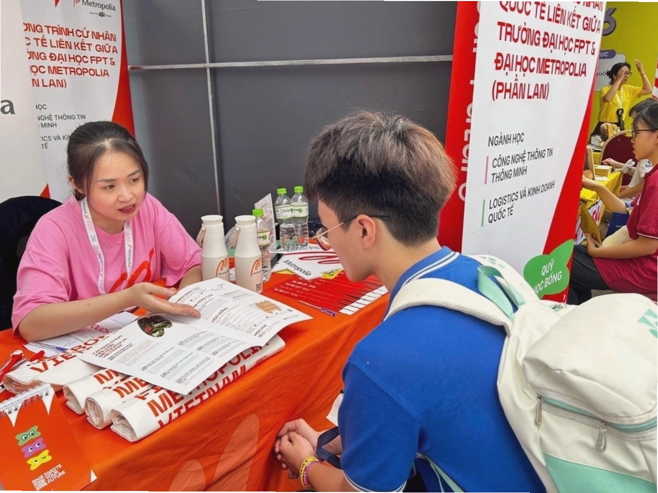 Nhóm bạn trẻ trai xinh gái đẹp cùng nhau tham gia hoạt động dã ngoại ngoài trời, không khí vui vẻ, sôi động