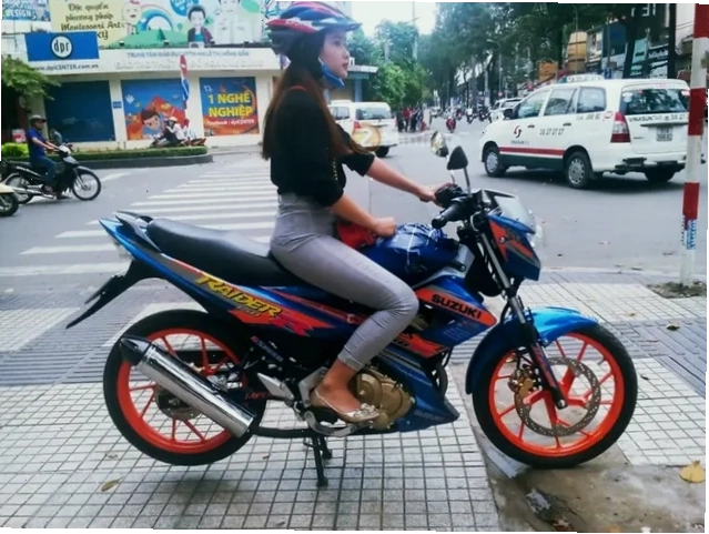 Nhóm cô gái xinh đẹp cùng những chiếc xe độ