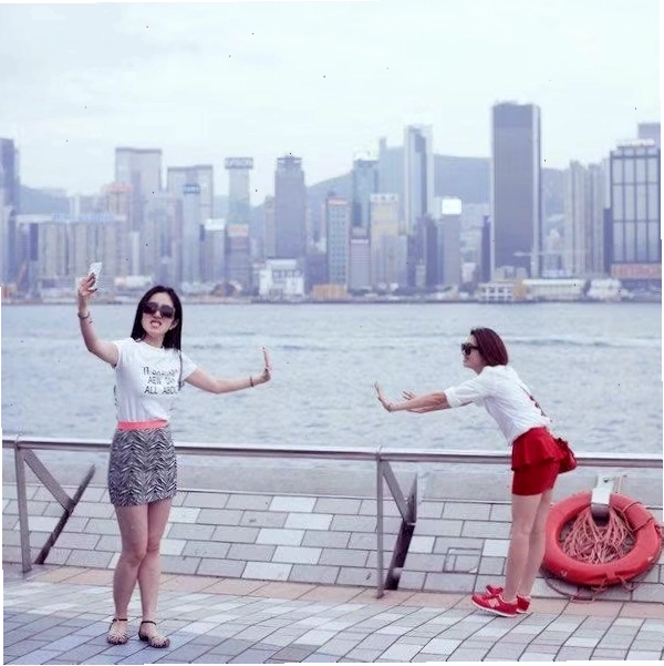 Những cô gái xinh Trung Quốc thích chụp ảnh tự sướng tại nhiều địa điểm khác nhau
