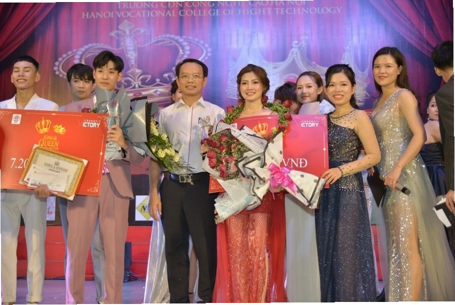 Nông dân đang kiểm tra tình trạng sâu bệnh trên lá cây