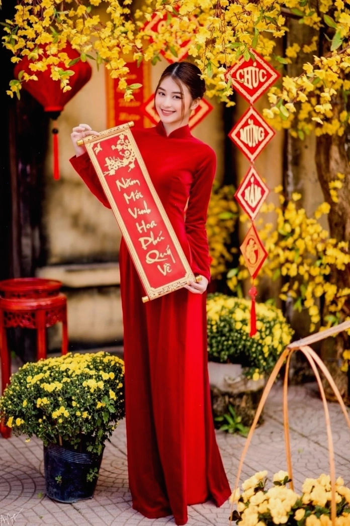 Nữ sinh trong tà áo dài trắng ngày khai giảng, gương mặt rạng rỡ