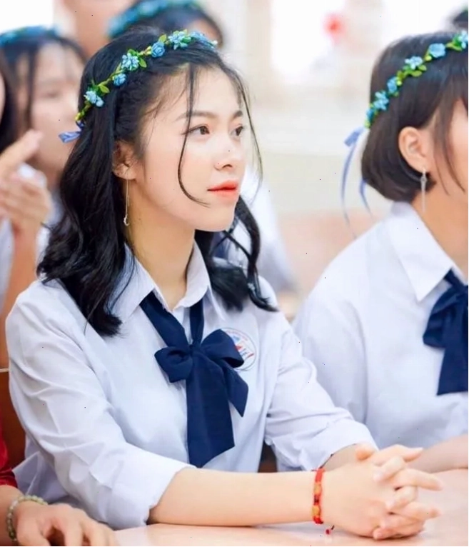 Nữ sinh viên tạo dáng đầy cá tính bên khung cảnh thiên nhiên