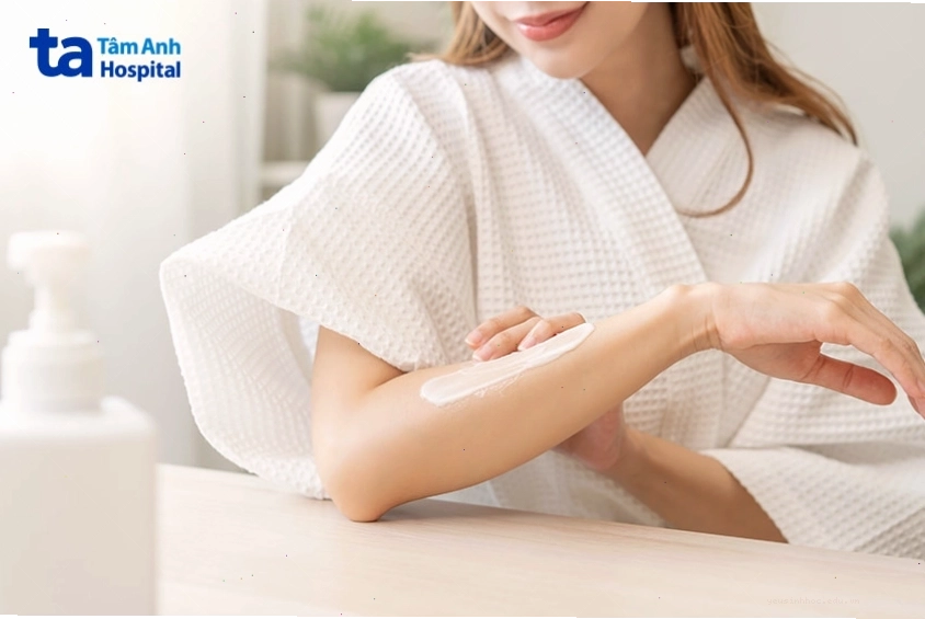 Phụ nữ đang thoa kem dưỡng làm dịu vùng da bị kích ứng hoặc nổi mẩn ngứa