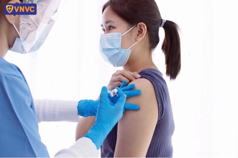 Phụ nữ được tiêm vắc xin phòng bệnh