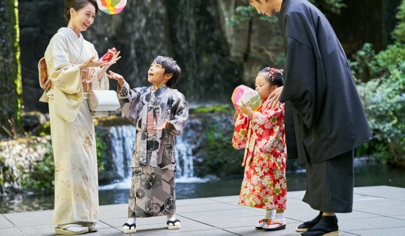 Phụ nữ Nhật Bản thắt Obi cho Kimono một cách tỉ mỉ