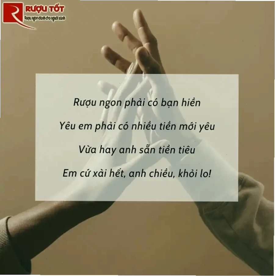Phụ nữ thưởng thức rượu trong không gian sang trọng