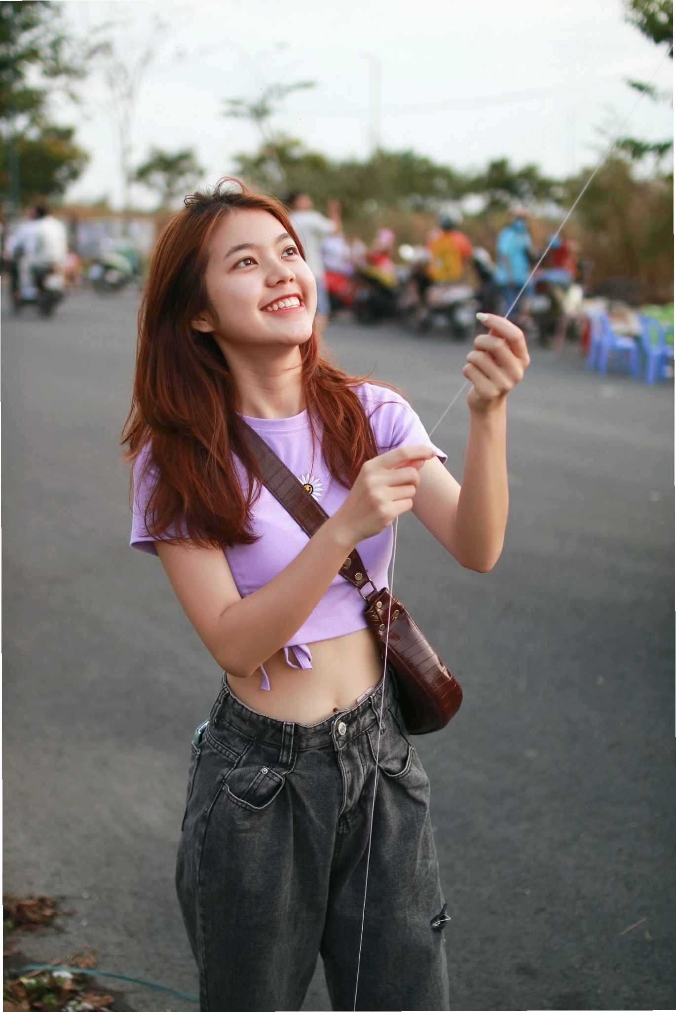 Phụ nữ Việt Nam duyên dáng trong trang phục truyền thống khi đi chơi