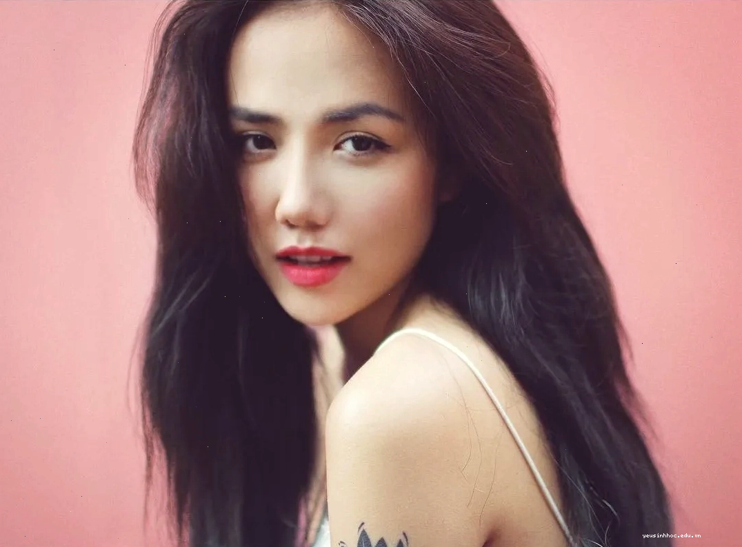 Phương Ly biểu diễn trên sân khấu