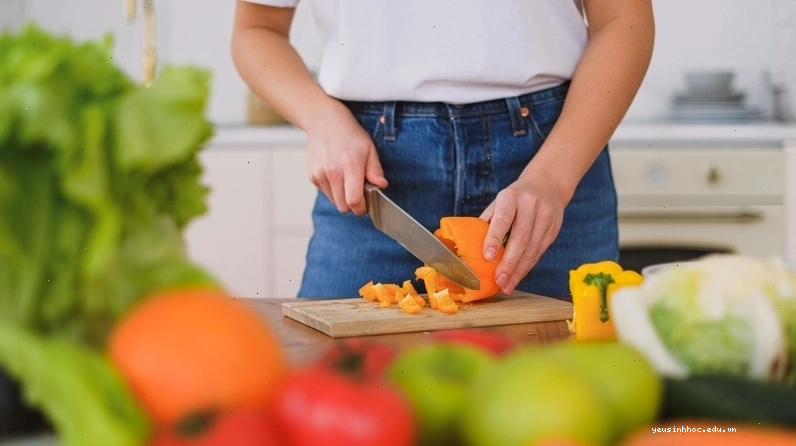 Rau củ nên được cắt nhỏ, ngâm nước và luộc sơ rồi bỏ nước đầu để giảm kali