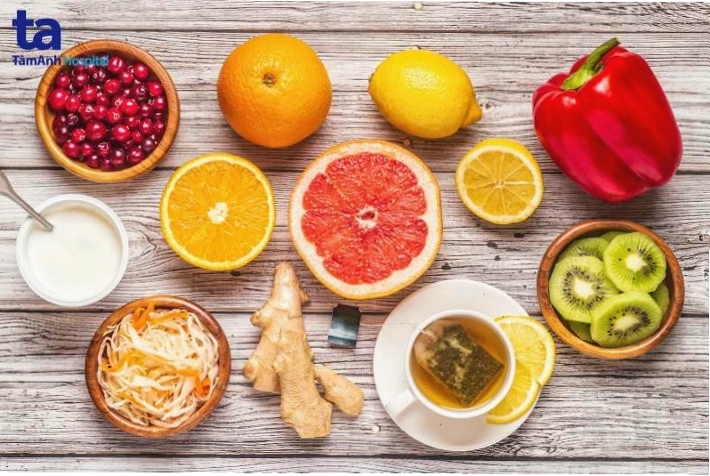 Rổ trái cây tươi ngon bao gồm cam, táo, chuối, dâu tây tốt cho sức đề kháng