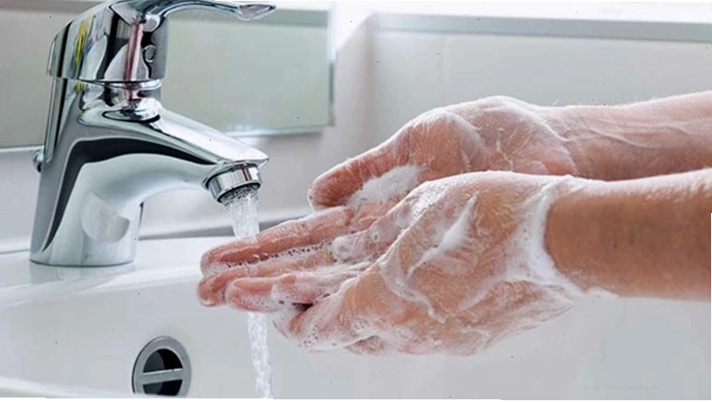 Rửa tay thường xuyên có thể giúp phòng ngừa nổi mẩn đỏ ngoài da