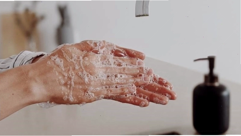 Rửa tay thường xuyên với xà phòng cũng là một cách để phòng ngừa bệnh chốc lở