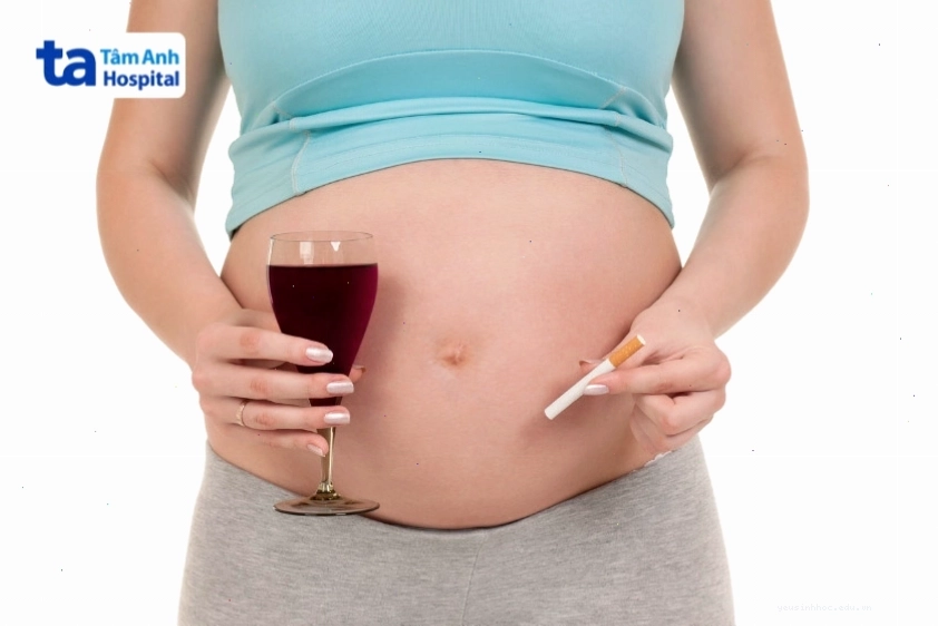 Rượu và thuốc lá tác động tiêu cực đến thai nhi