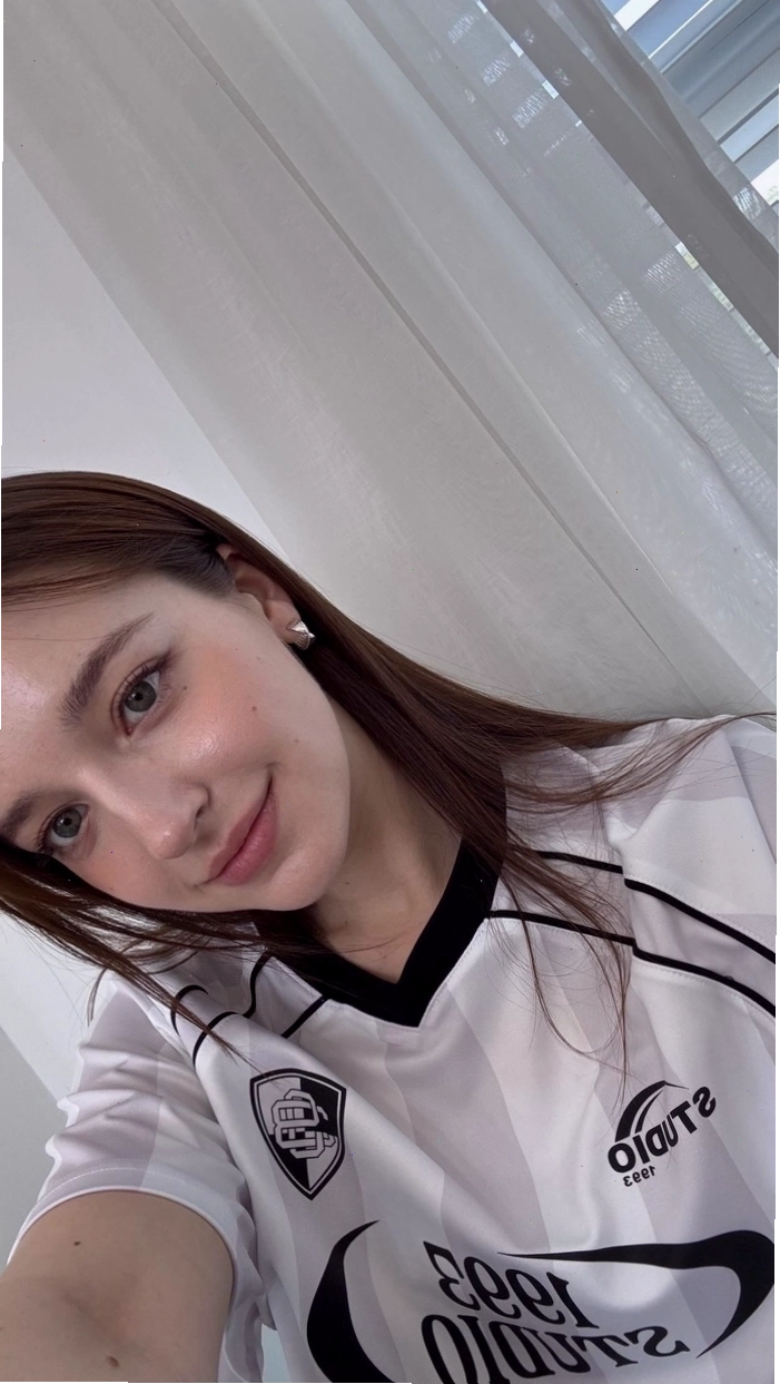 Sự sexy nhẹ nhàng và tinh tế của cô gái châu Âu