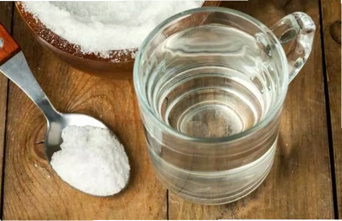 Súc miệng bằng nước muối pha loãng giúp sát trùng, kháng khuẩn