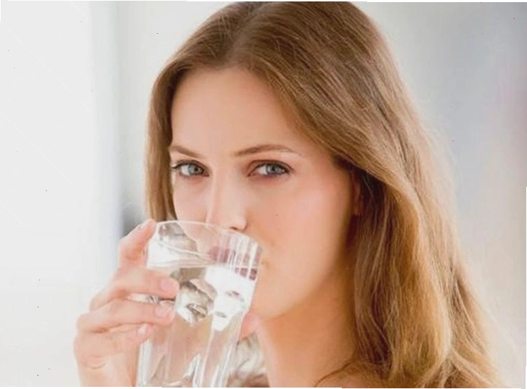 Súc miệng nước muối giúp hỗ trợ điều trị nấm miệng