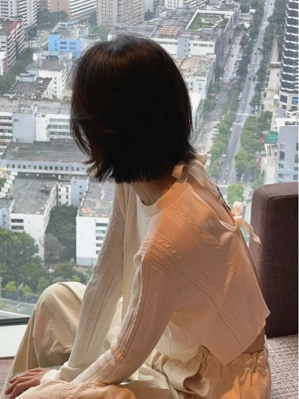 Tạo dáng quay lưng nhìn xa xăm